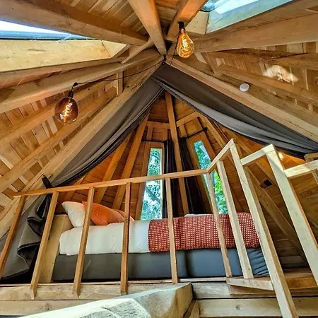 La Pomme De Pin Cornesse *