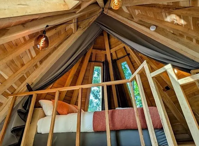 La Pomme De Pin Cornesse *